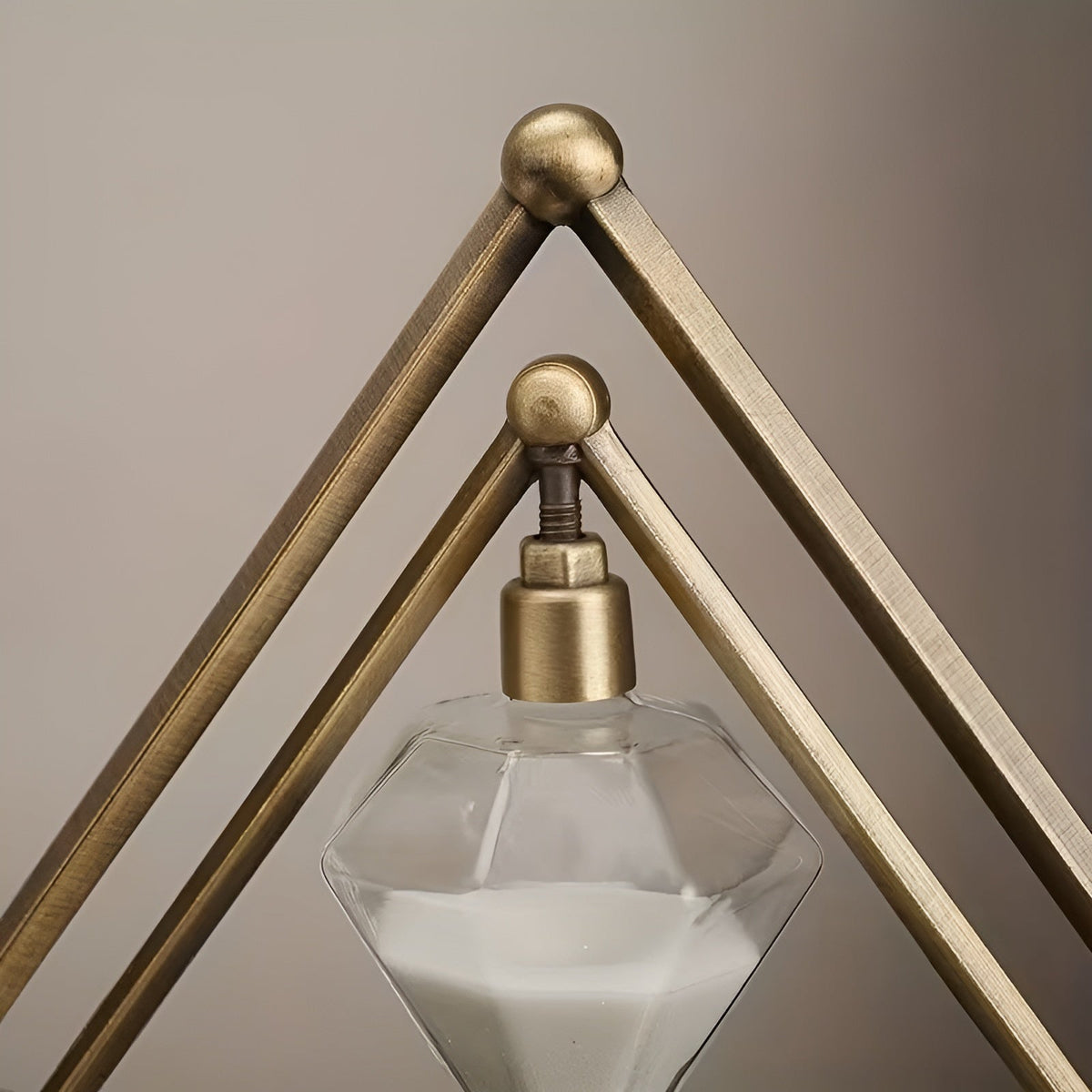 Reloj de arena con estructura geométrica de metal – Temporizador de meditación con arena blanca
