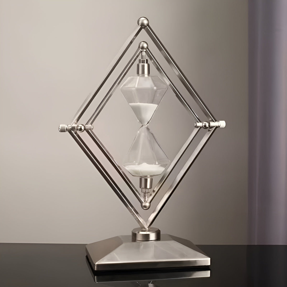 Reloj de arena con estructura geométrica de metal – Temporizador de meditación con arena blanca