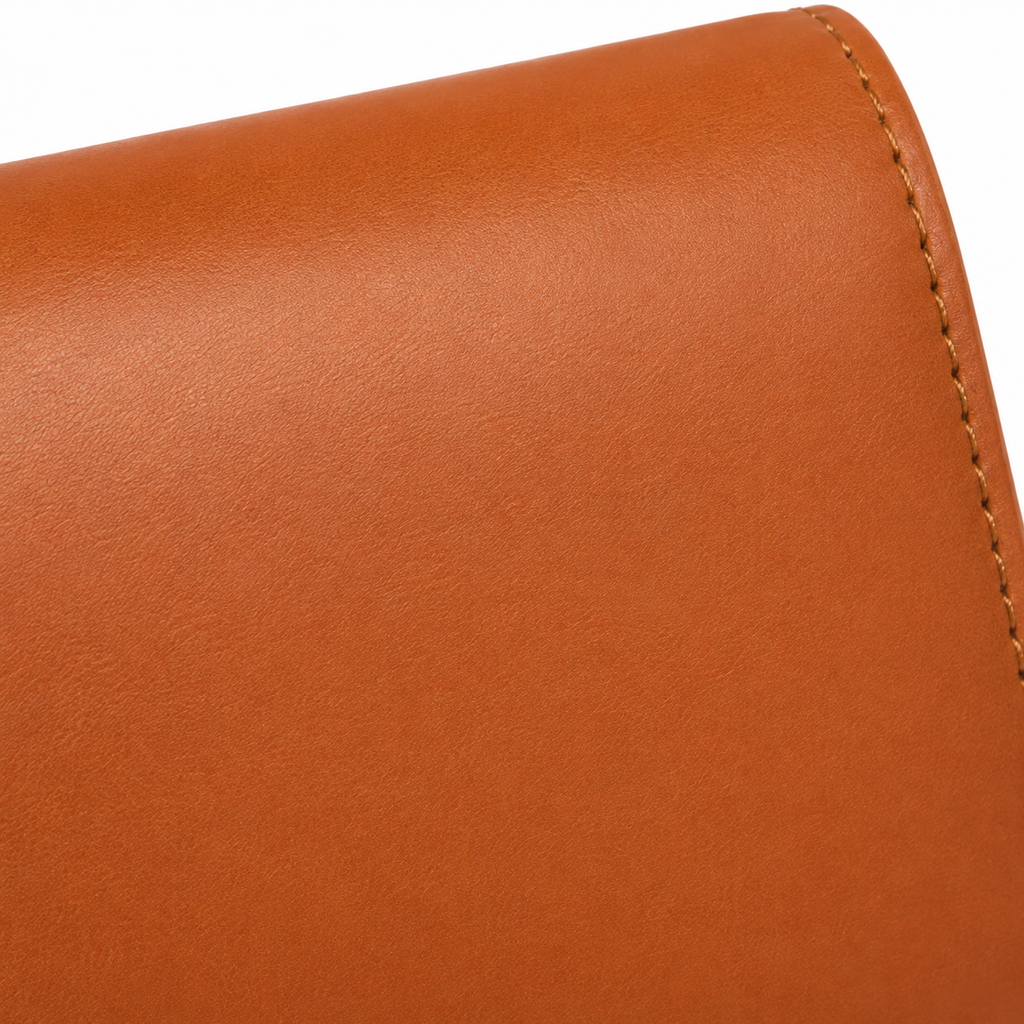 Cartera de cuero marrón sobre fondo blanco