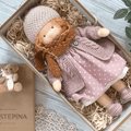 Muñeca Waldorf de lana con cara bordada, suave, resistente y hecha a mano