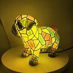 Lámpara de mesa con figura decorativa de perro de resina