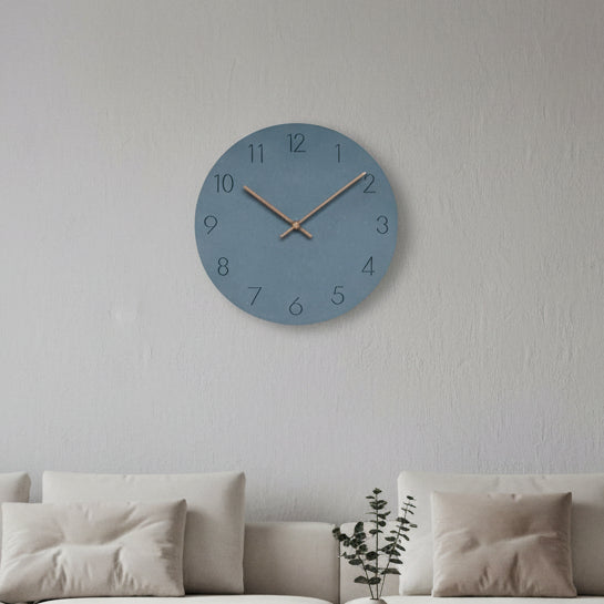 Reloj de pared minimalista escandinavo con agujas de madera y mecanismo silencioso