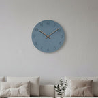 Reloj de pared minimalista escandinavo con agujas de madera y mecanismo silencioso