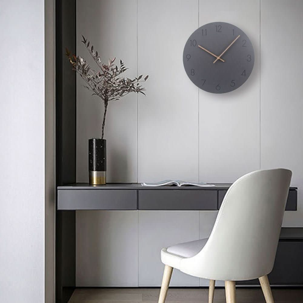 Reloj de pared minimalista escandinavo con agujas de madera y mecanismo silencioso