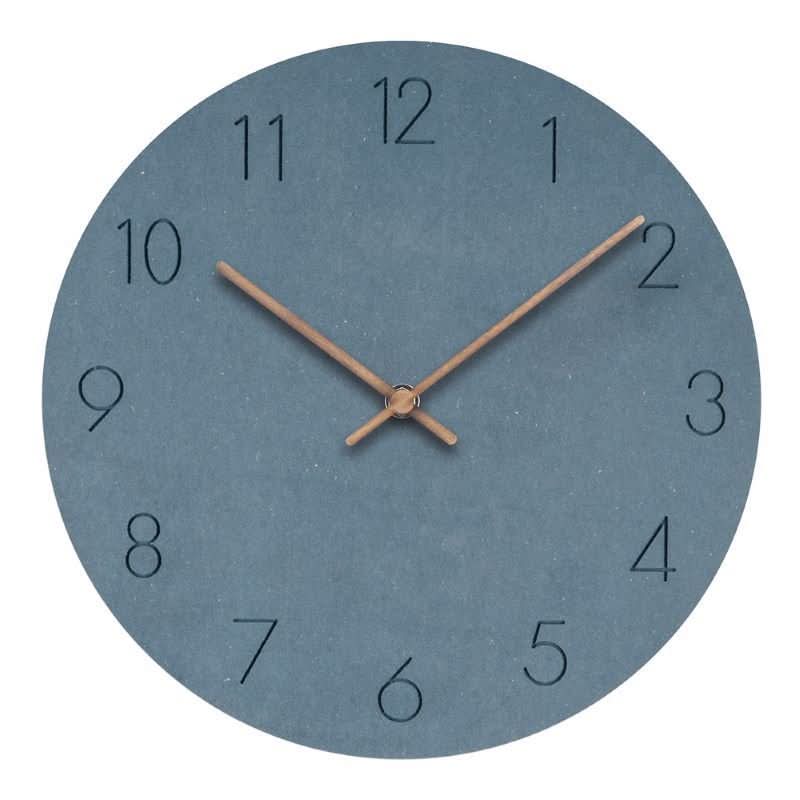 Reloj de pared minimalista escandinavo con agujas de madera y mecanismo silencioso