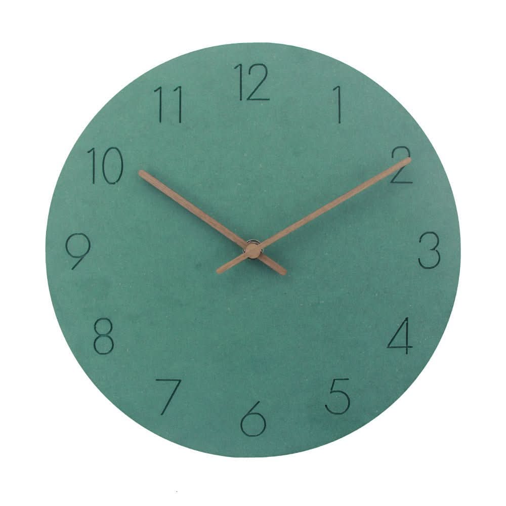 Reloj de pared minimalista escandinavo con agujas de madera y mecanismo silencioso