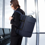 Mochila de viaje impermeable expandible 26–45 L con funda para portátil y opción de bolsa de deporte