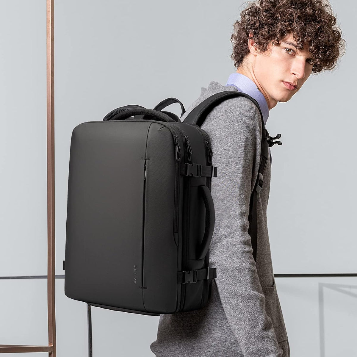 Mochila de viaje impermeable expandible 26–45 L con funda para portátil y opción de bolsa de deporte