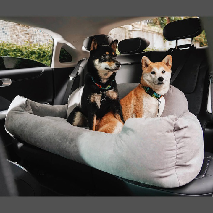 Cama unisex para mascotas en el coche para perros: viaje seguro y cómodo.