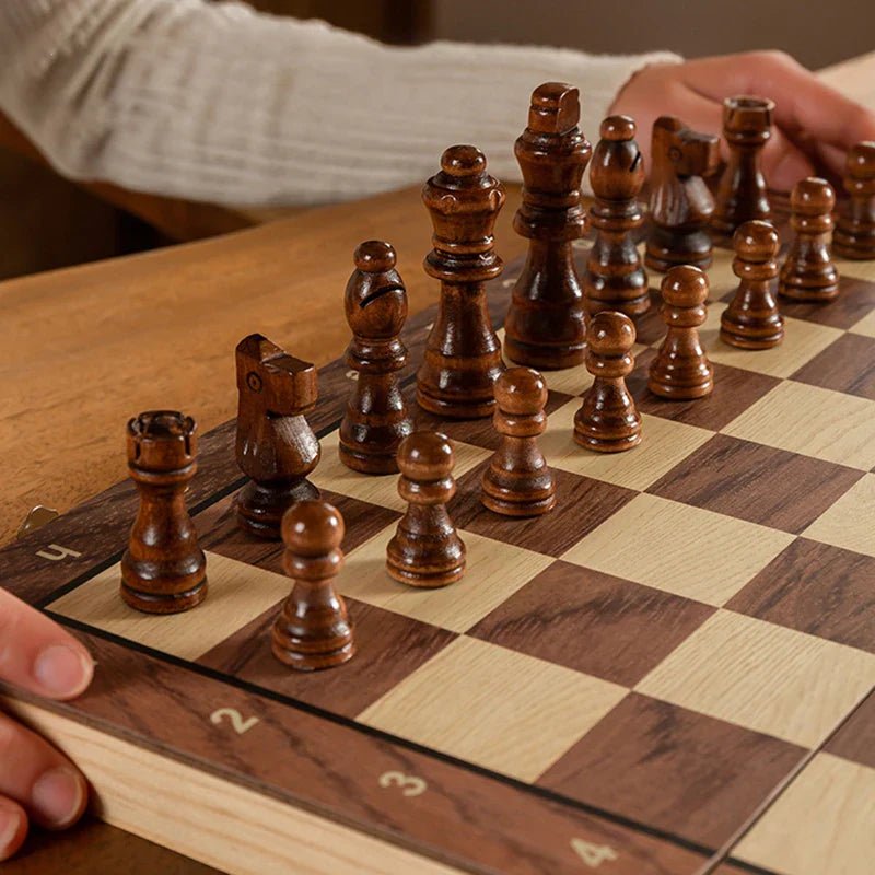 Juego de ajedrez portátil de madera magnético para divertirse en los viajes.