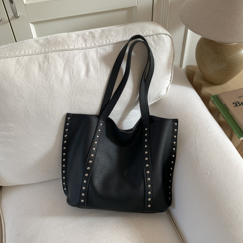 Bolso tote de piel con tachuelas