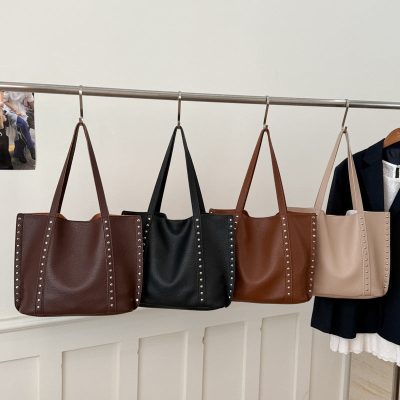 Bolso tote de piel con tachuelas