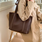 Bolso tote de piel con tachuelas