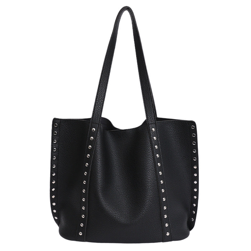 Bolso tote de piel con tachuelas