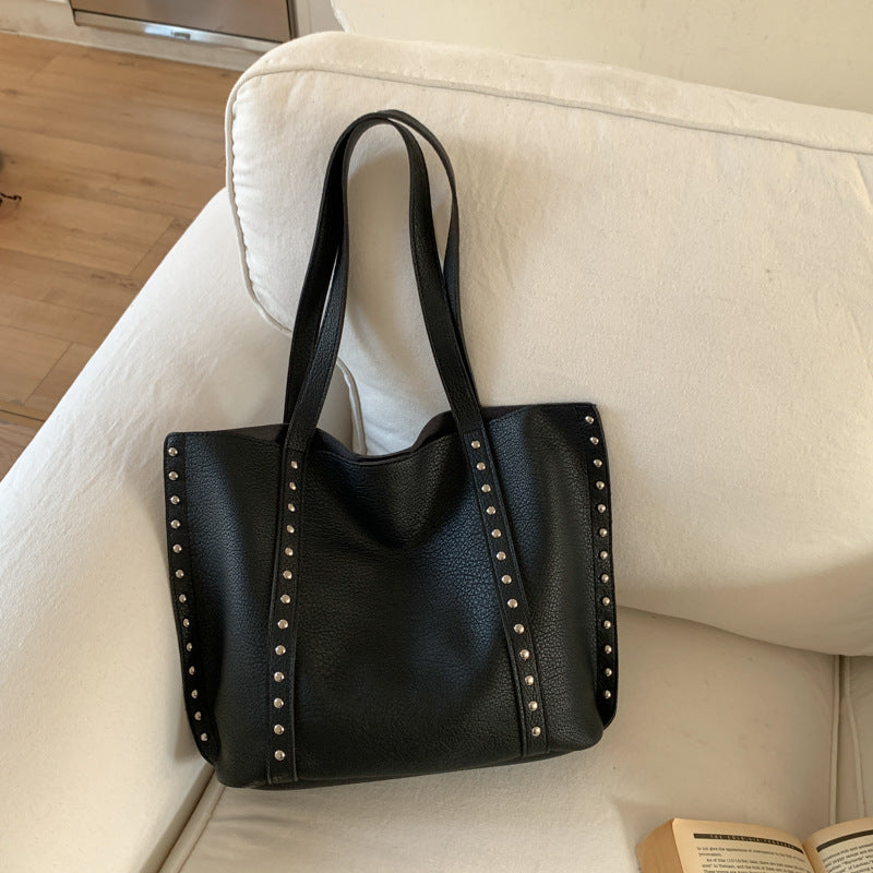 Bolso tote de piel con tachuelas