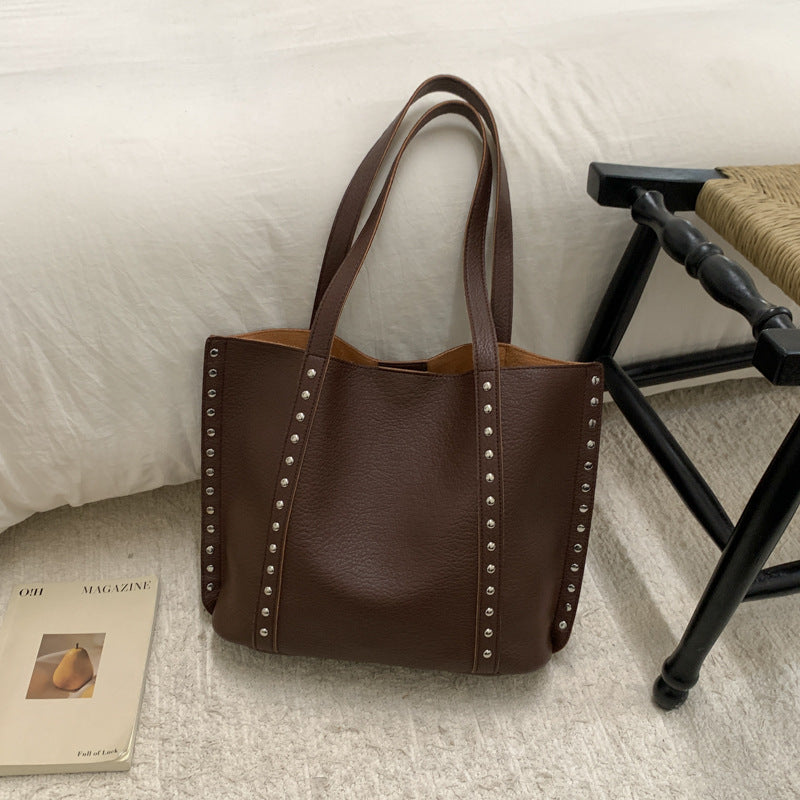 Bolso tote de piel con tachuelas