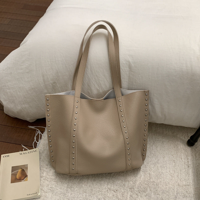 Bolso tote de piel con tachuelas
