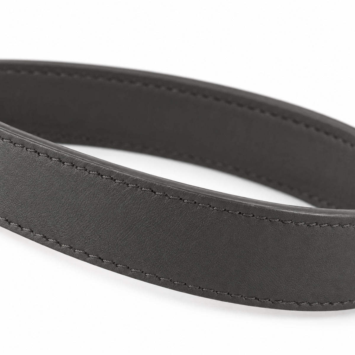 Cinturón gris carbón con detalle de cadena de piel vegana