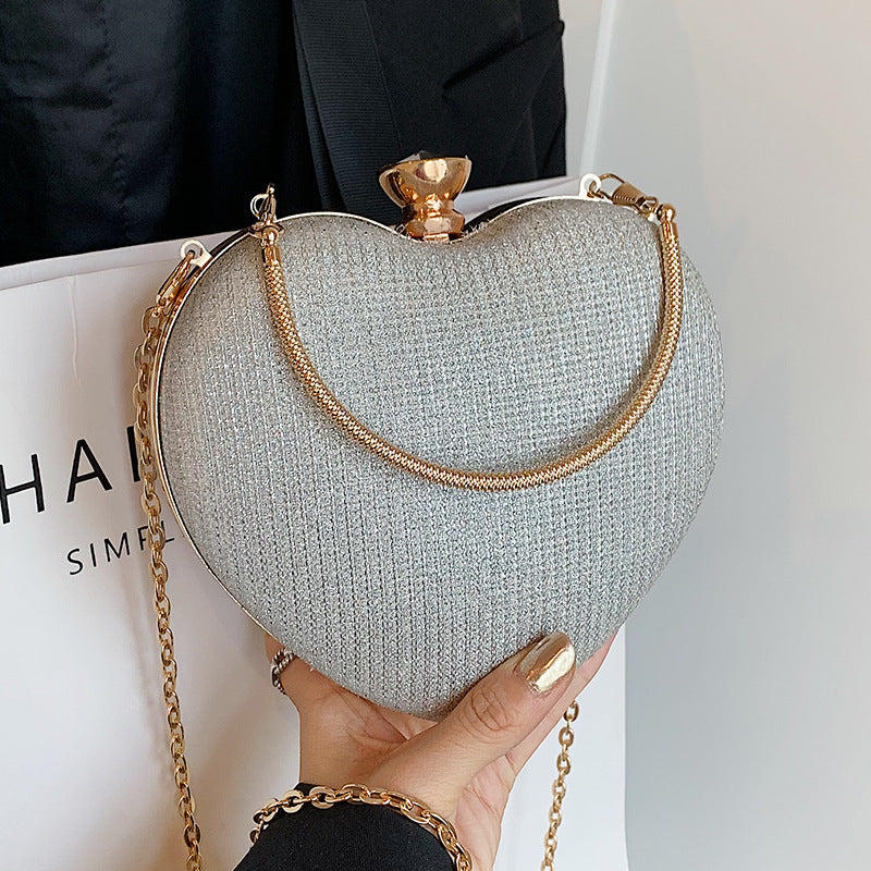 Clutch de noche glamuroso con forma de corazón