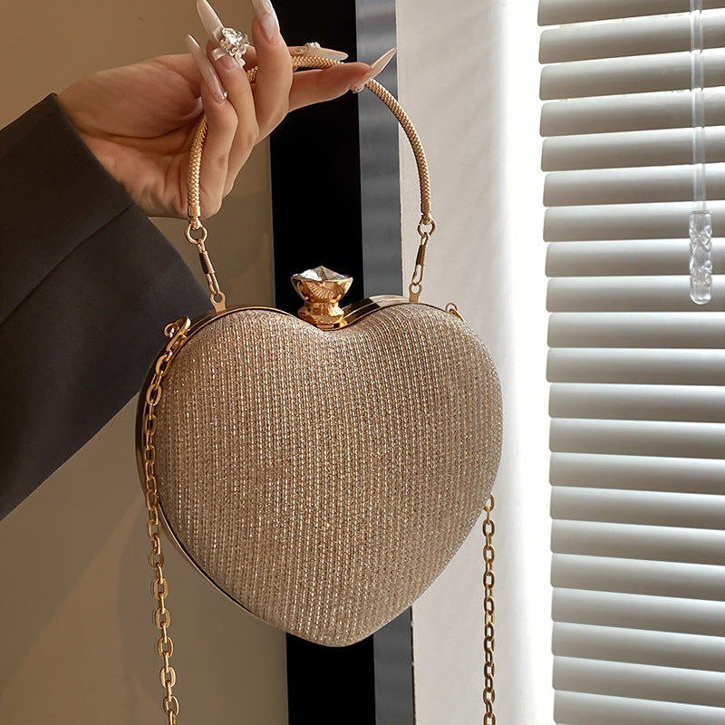 Clutch de noche glamuroso con forma de corazón