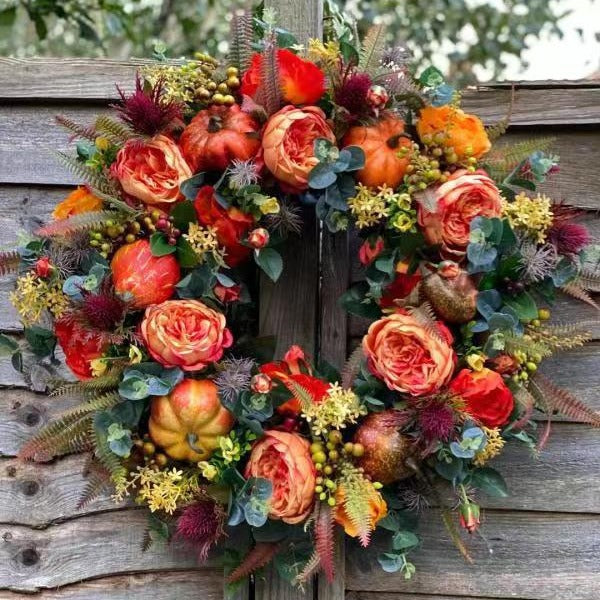 Corona otoñal de flores y calabazas