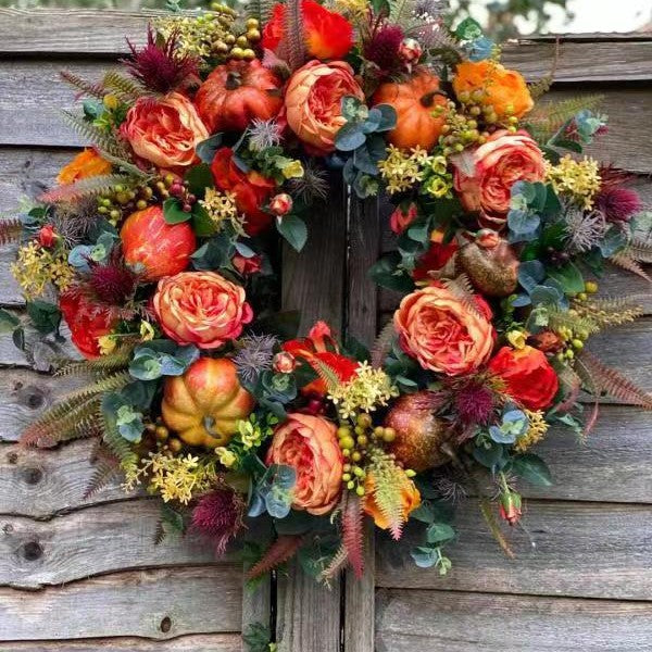 Corona otoñal de flores y calabazas