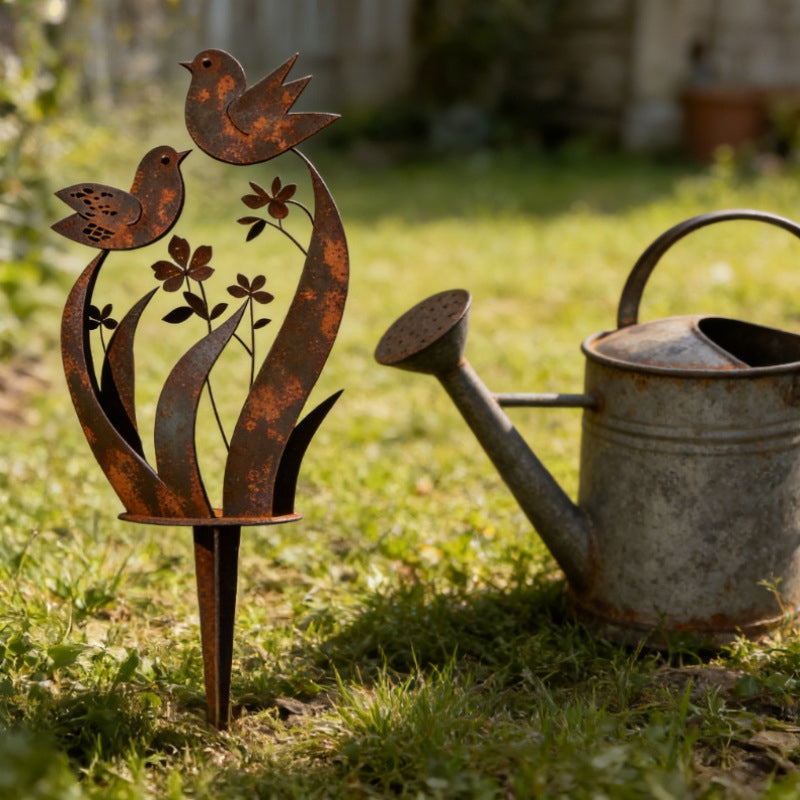 Estaca decorativa de jardín con silueta de pájaros y flores en hierro envejecido