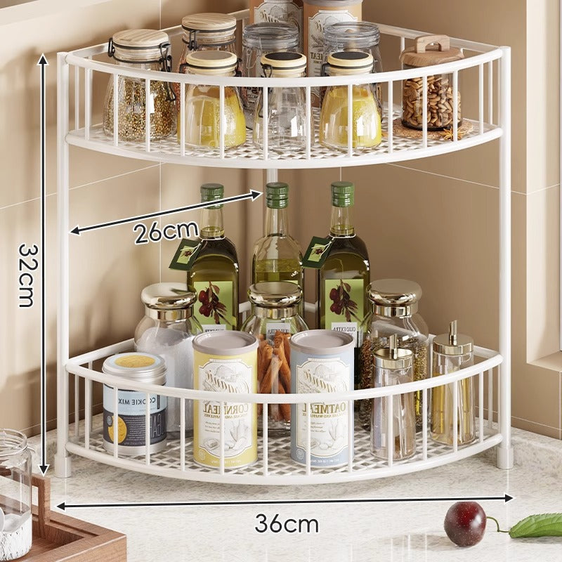 Estantería de esquina de tres niveles con barandillas elevadas y estantes de malla para cocina