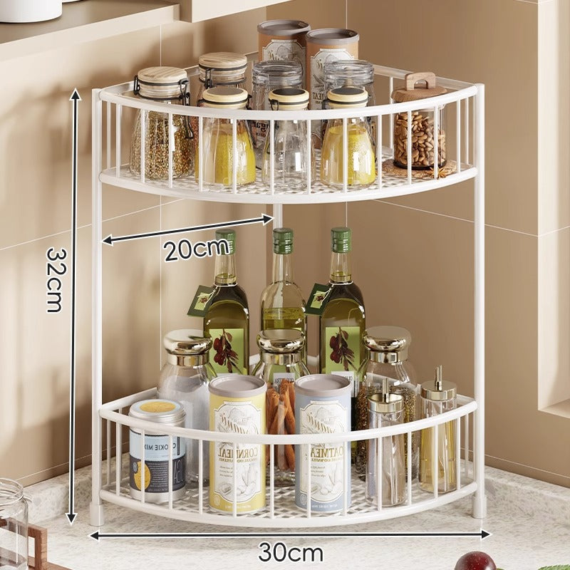 Estantería de esquina de tres niveles con barandillas elevadas y estantes de malla para cocina