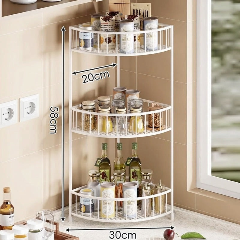 Estantería de esquina de tres niveles con barandillas elevadas y estantes de malla para cocina