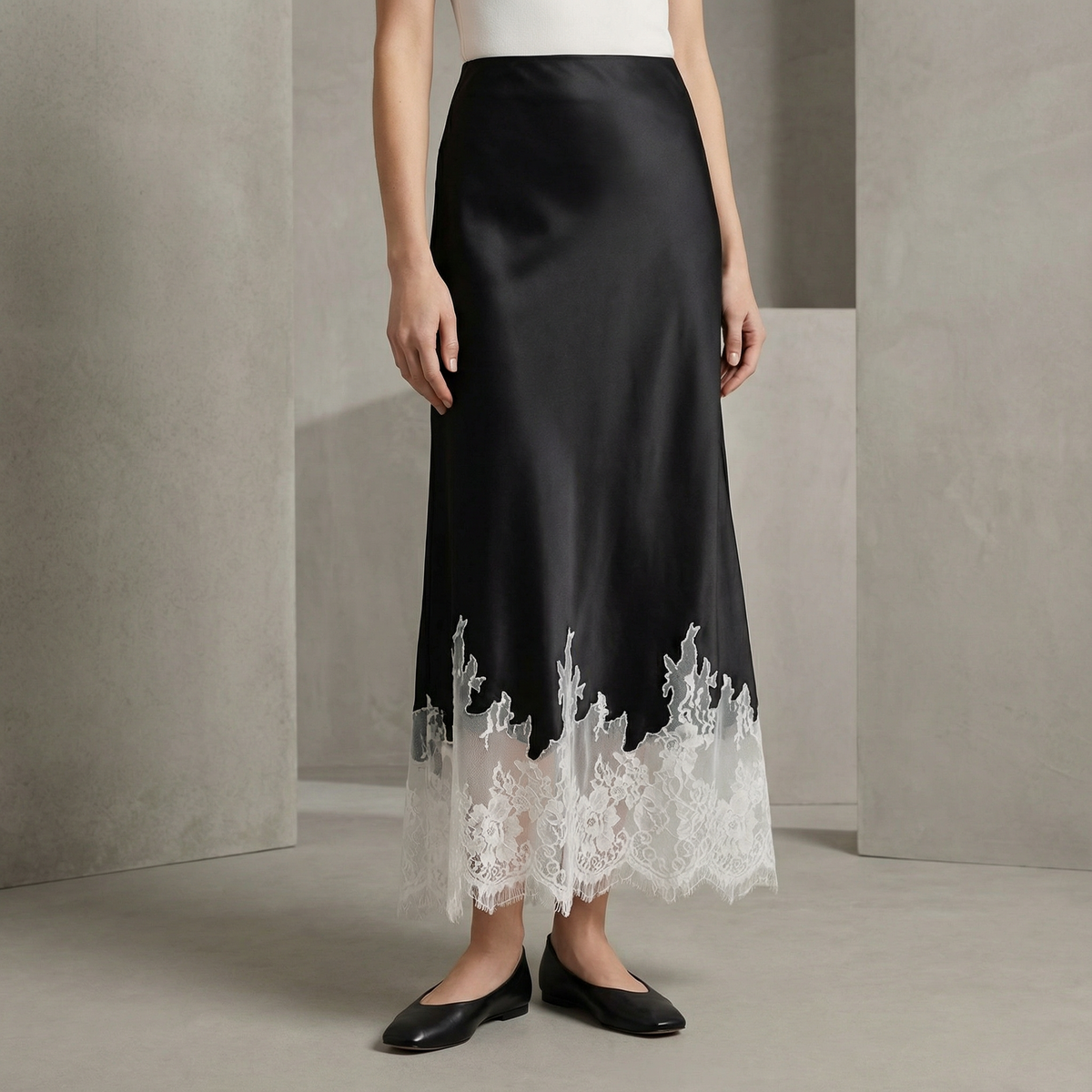 Falda lencera de satén Sofia con ribete transparente para mujer – Corte elegante de largo medio