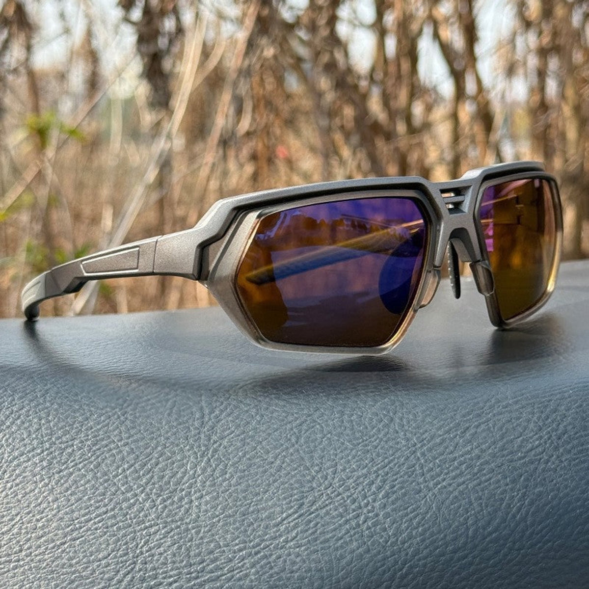 Gafas de sol deportivas fotocromáticas polarizadas con lentes de visión nocturna mejorada y montura envolvente táctica