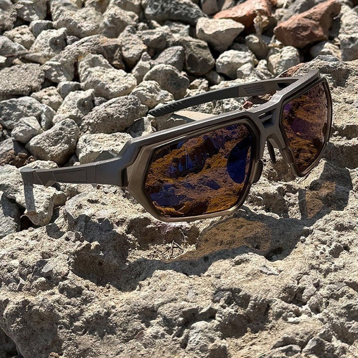 Gafas de sol deportivas fotocromáticas polarizadas con lentes de visión nocturna mejorada y montura envolvente táctica