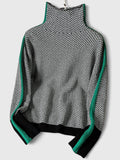 Jersey de mujer con cuello alto y patrón de espiga con rayas de contraste en las mangas