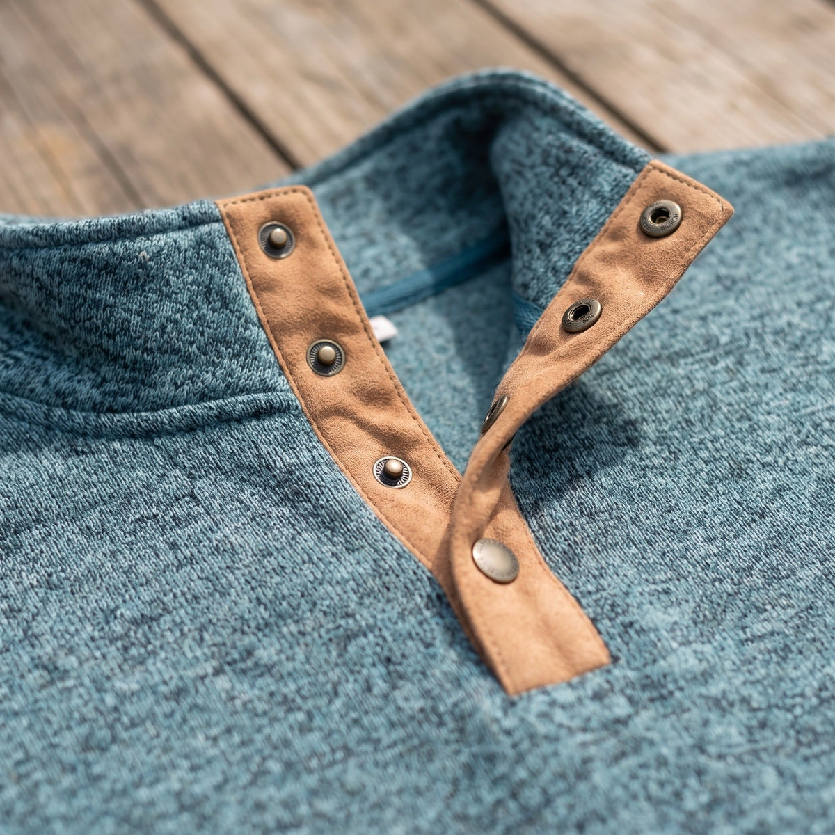 Jersey de punto con cuello alto y botonadura para hombre