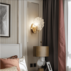 Lámpara de pared con pantalla de cristal de diseño minimalista