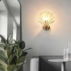 Lámpara de pared con pantalla de cristal de diseño minimalista