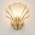 Lámpara de pared con pantalla de cristal de diseño minimalista
