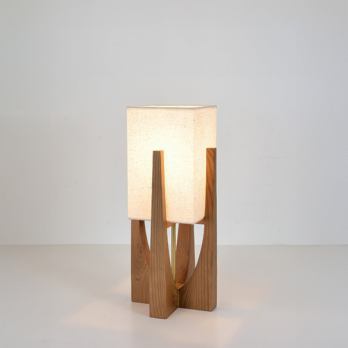 Lámpara de pie Wabi Sabi con pantalla de tela y base de madera para salón