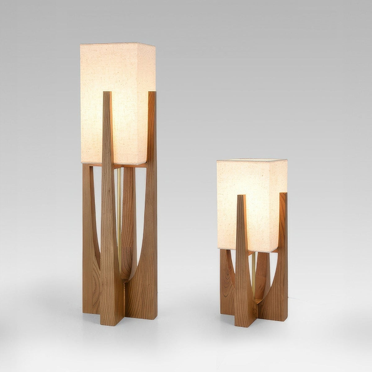 Lámpara de pie Wabi Sabi con pantalla de tela y base de madera para salón
