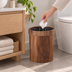 Papelera compacta de madera para organización minimalista del hogar