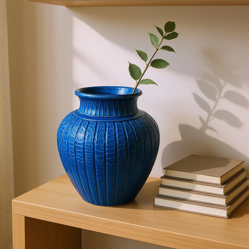Jarrón cerámico azul cobalto Tiendalodama sobre estantería de madera con luz natural