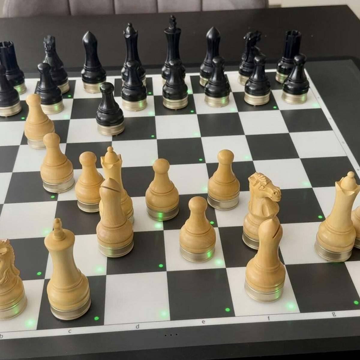 Tablero de ajedrez robótico avanzado con piezas de madera y movimiento automático del oponente