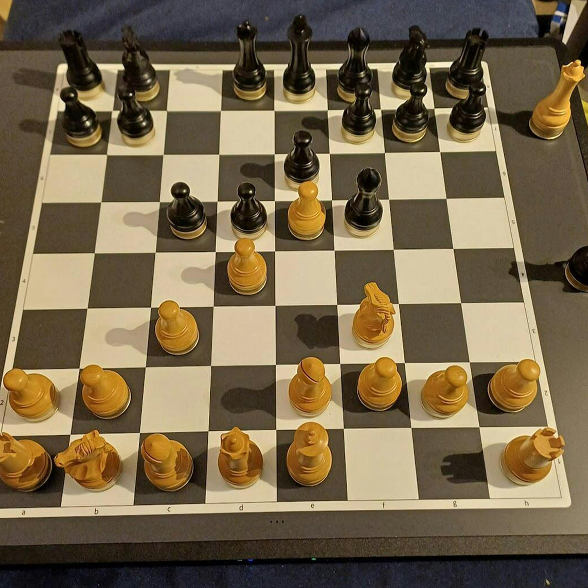 Tablero de ajedrez robótico avanzado con piezas de madera y movimiento automático del oponente