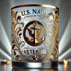 Vaso de whisky elegante con emblema militar y detalles dorados