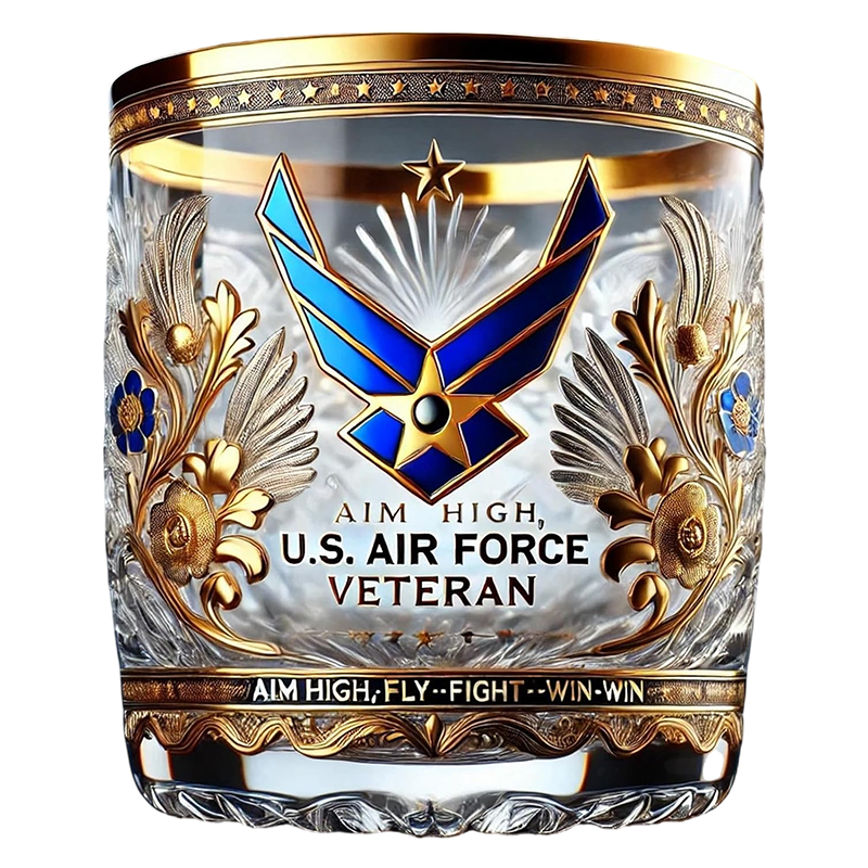 Vaso de whisky elegante con emblema militar y detalles dorados