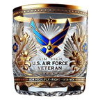 Vaso de whisky elegante con emblema militar y detalles dorados