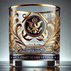 Vaso de whisky elegante con emblema militar y detalles dorados