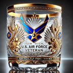 Vaso de whisky elegante con emblema militar y detalles dorados