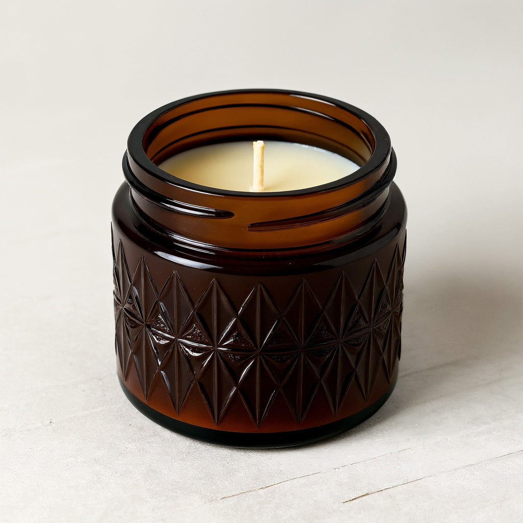 Tiendalodama Cedarwood Musk Soy Candle — Tarro marrón oscuro con textura en relieve